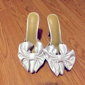NEVER WORN* Elegant White Bow Heels